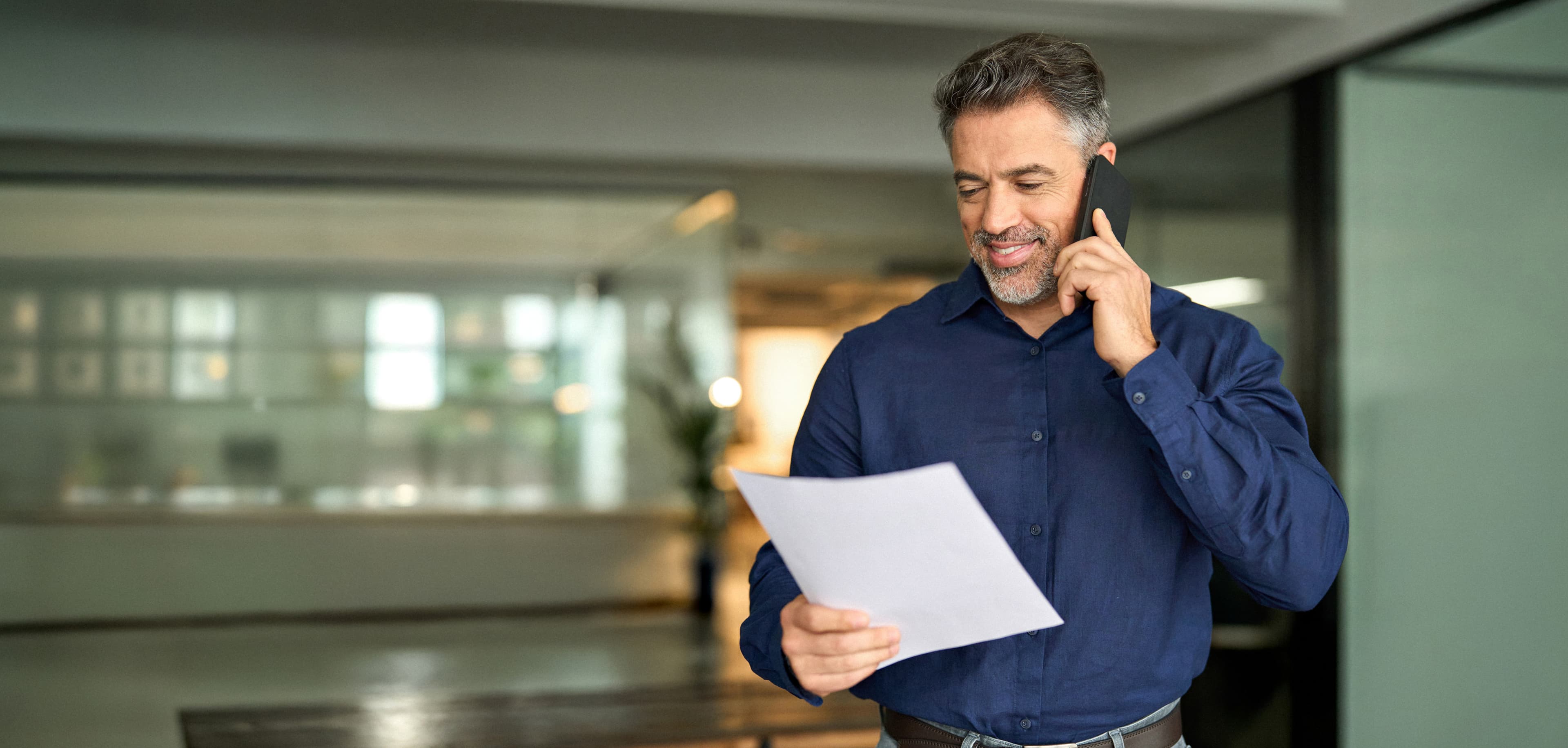 Un professionnel consultant ses documents