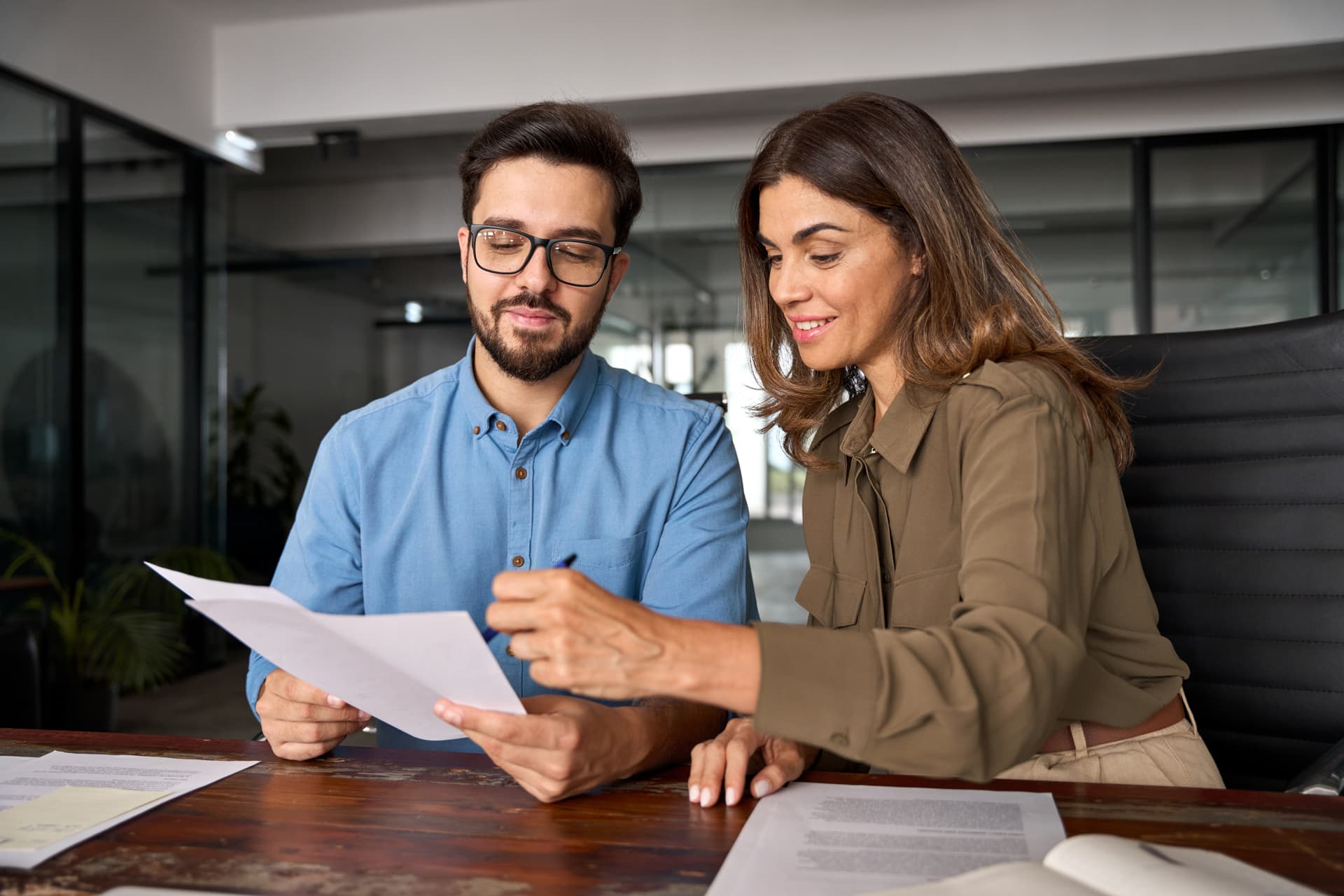 Deux professionnels consultant un document